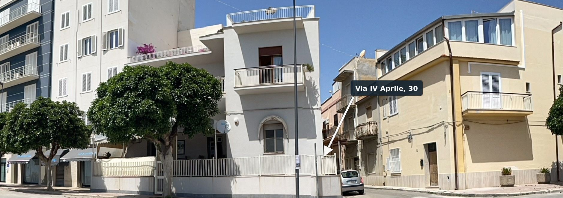 L’angolo di Via IV Aprile a Mazara del Vallo; una freccia aggiunta alla fotografia indica la traversa dove ci sono il portone e il parcheggio privato di Sunset Terrace Mazara