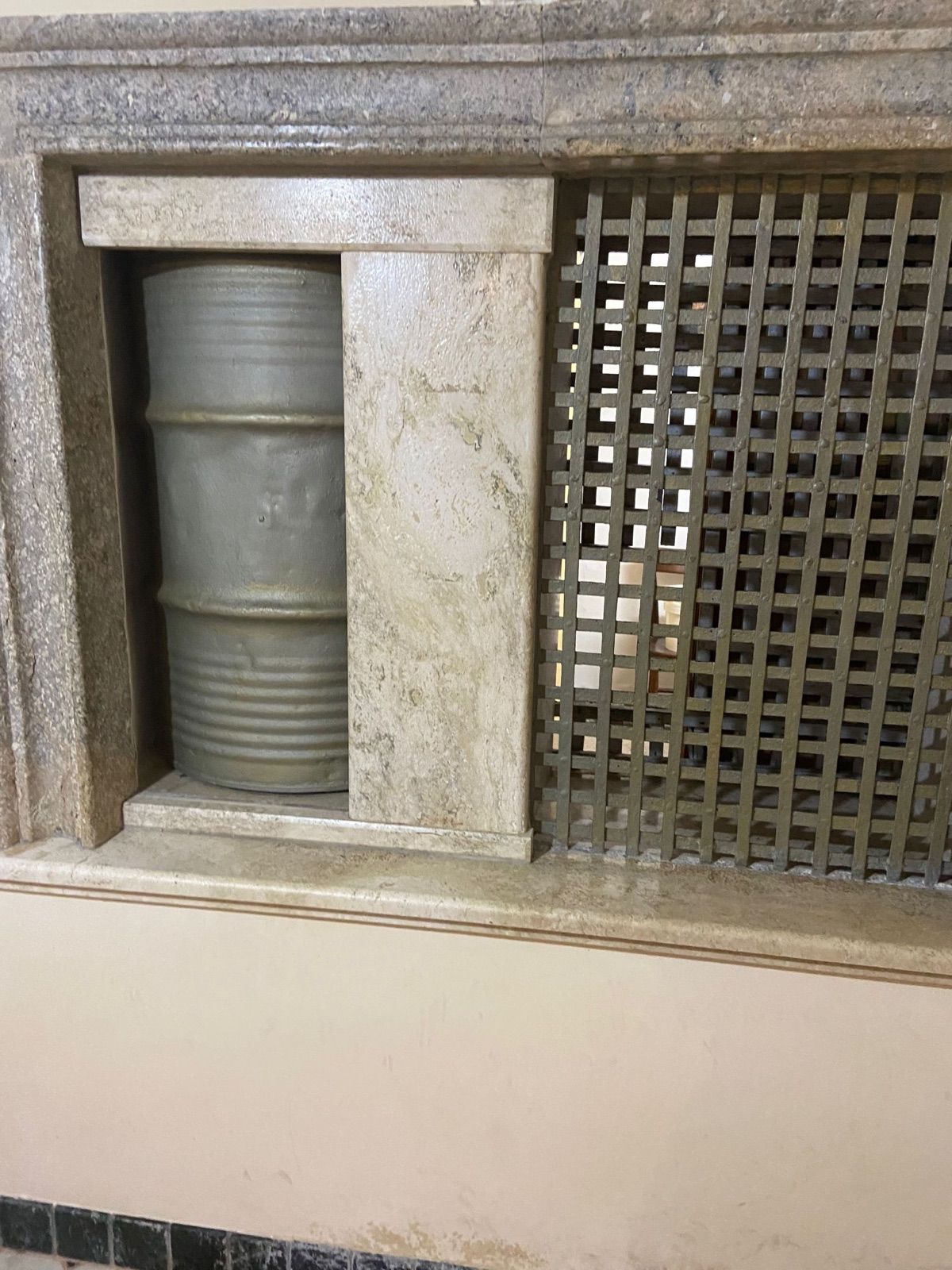 Il ruotino della clausura al monastero di San Michele: il cilindro girevole nel telaio di pietra e la grata di ferro accanto, da cui le suore passano i dolci senza farsi vedere