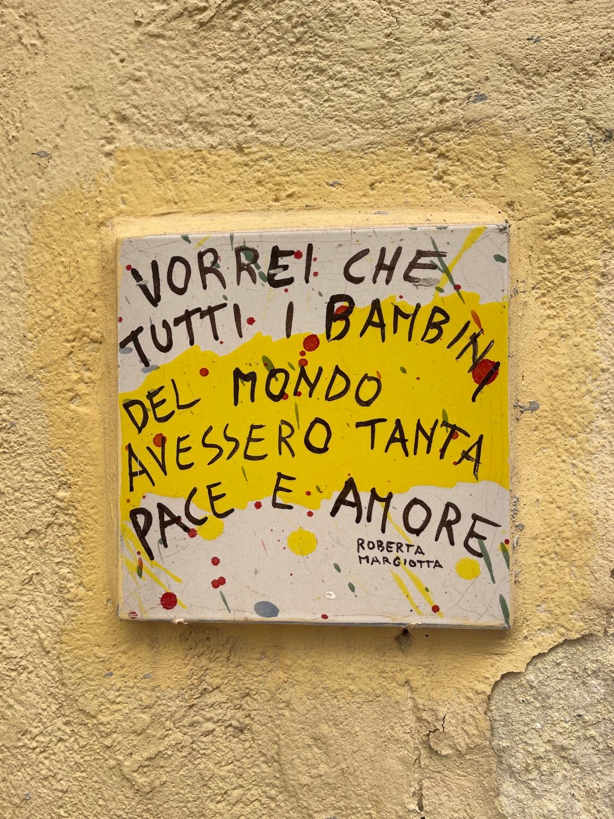 Una maiolica dipinta a mano su un muro della Casbah: «Vorrei che tutti i bambini del mondo avessero tanta pace e amore»