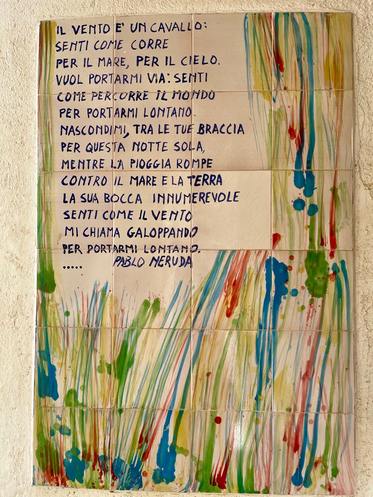 Una poesia su piastrelle di maiolica, sul muro di un vicolo della Casbah