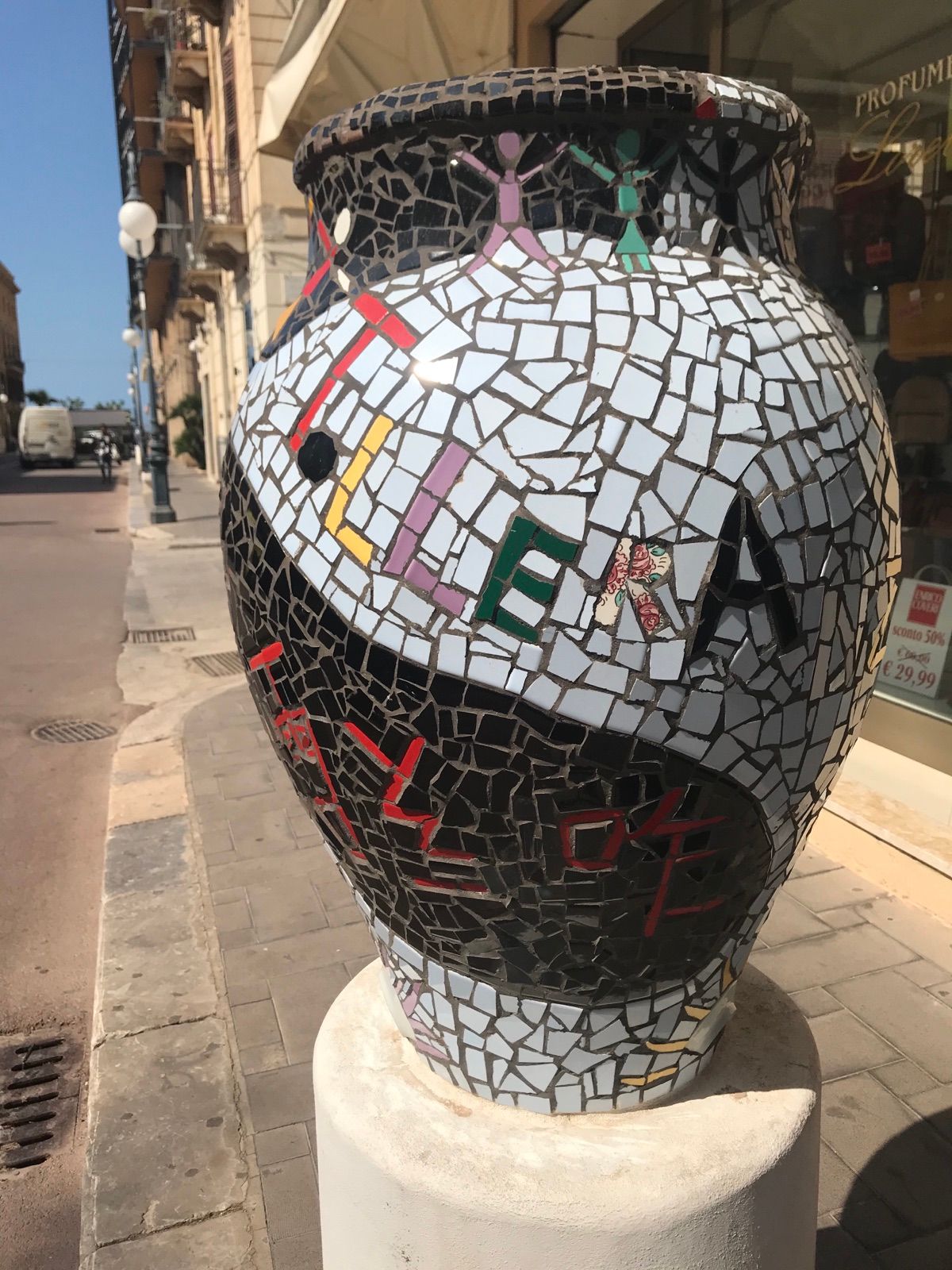 Giare di ceramica nel centro storico di Mazara del Vallo