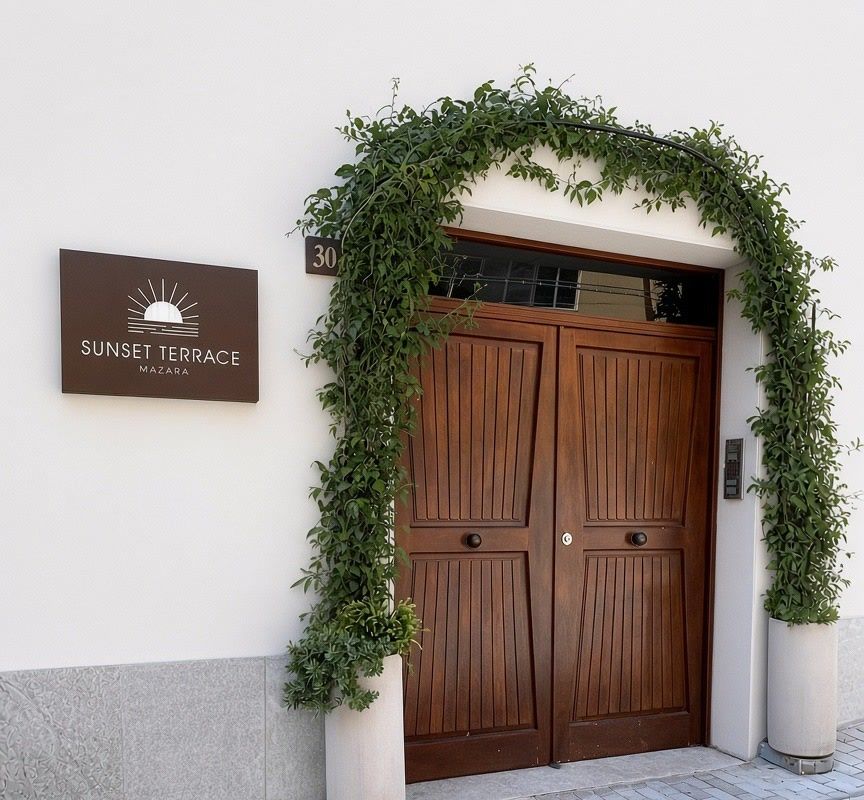 Il portone di Sunset Terrace Mazara al civico 30 di Via IV Aprile, con l’arco di gelsomino