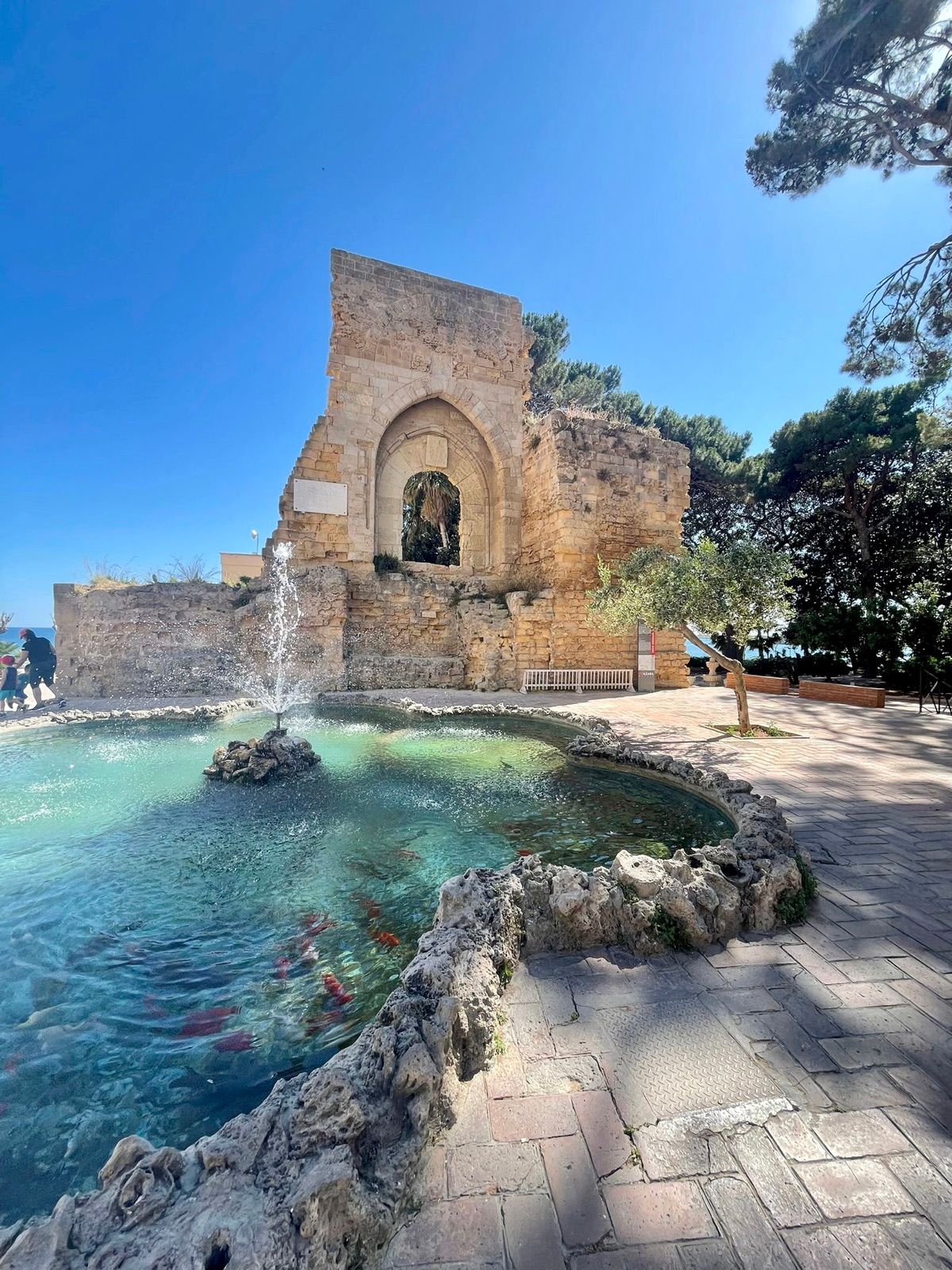 Arco normanno dalla terrazza panoramica di Sunset Terrace Mazara