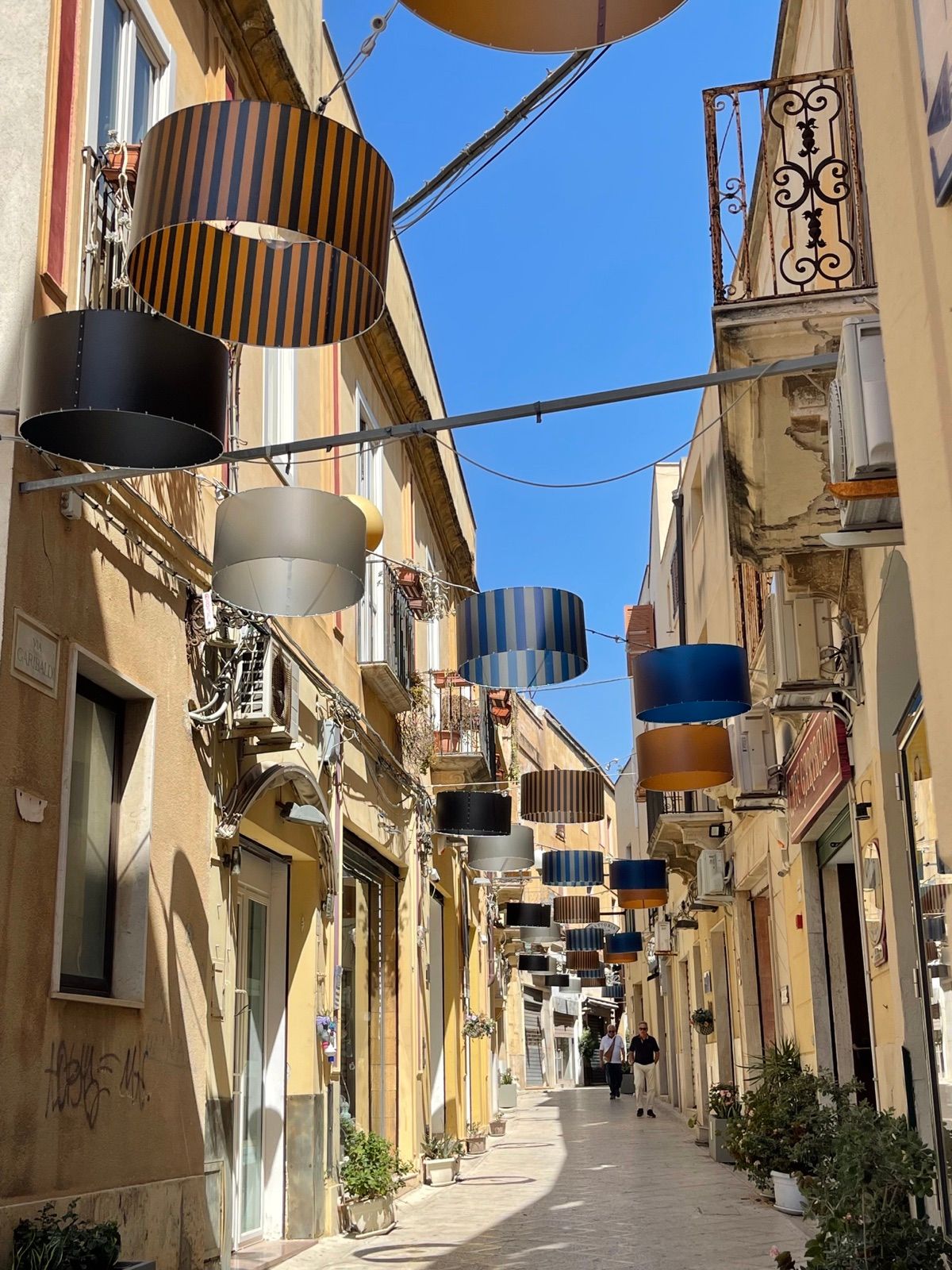 Paralumi colorati appesi sopra una via del centro storico, verso la Casbah