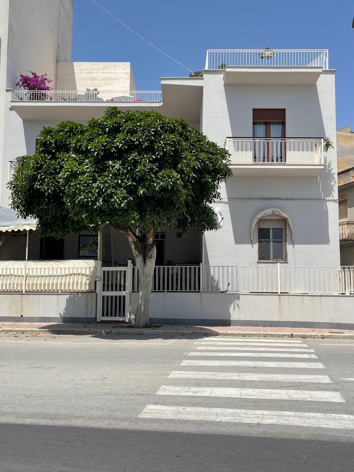 L’edificio di Sunset Terrace Mazara visto dal lungomare, con la terrazza sul tetto