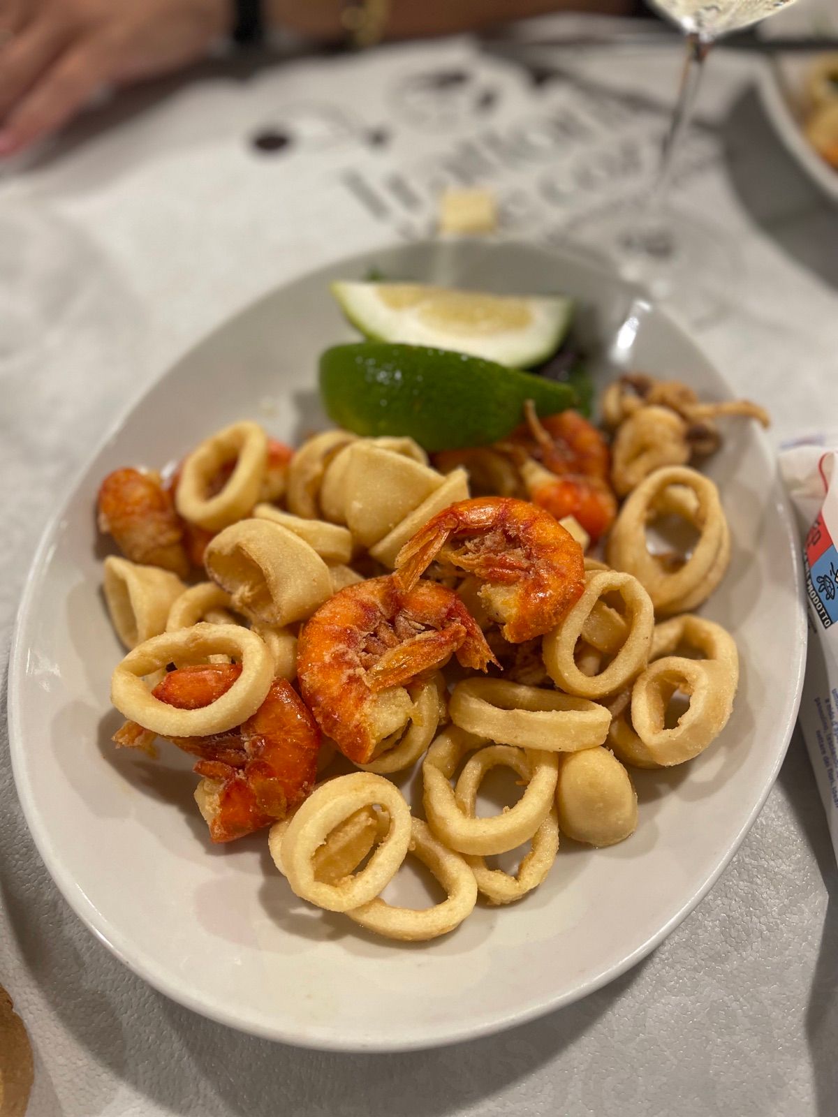 Frittura di calamari e gamberi con il limone, a Mazara del Vallo