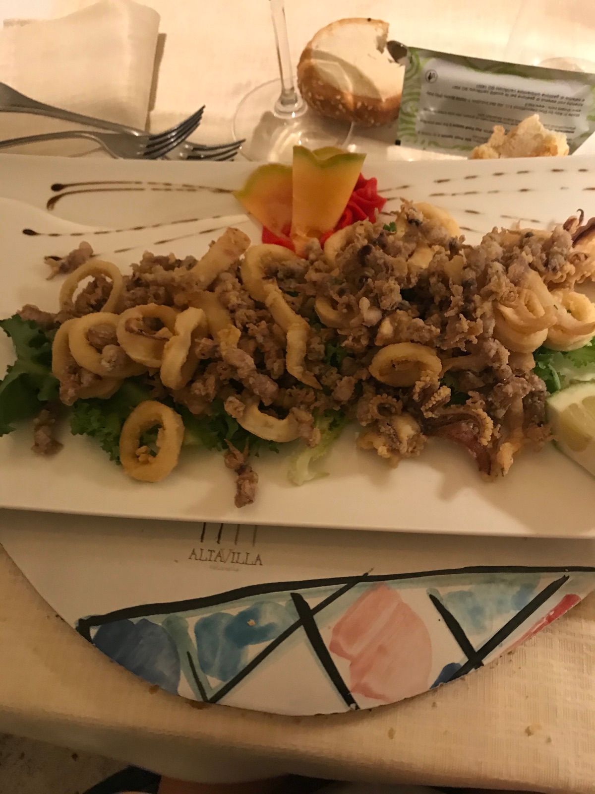 Frittura mista di mare servita su un letto di insalata