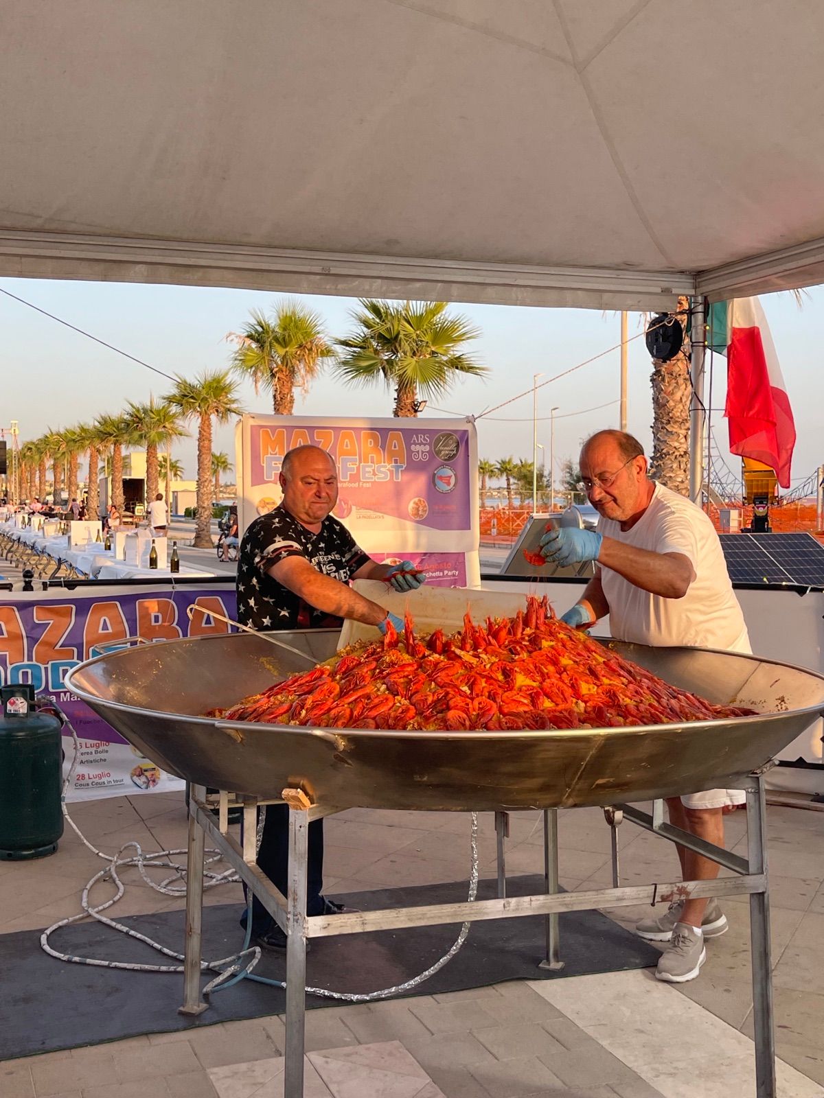 Una padella gigante di gamberi rossi cucinati in piazza, a Mazara del Vallo