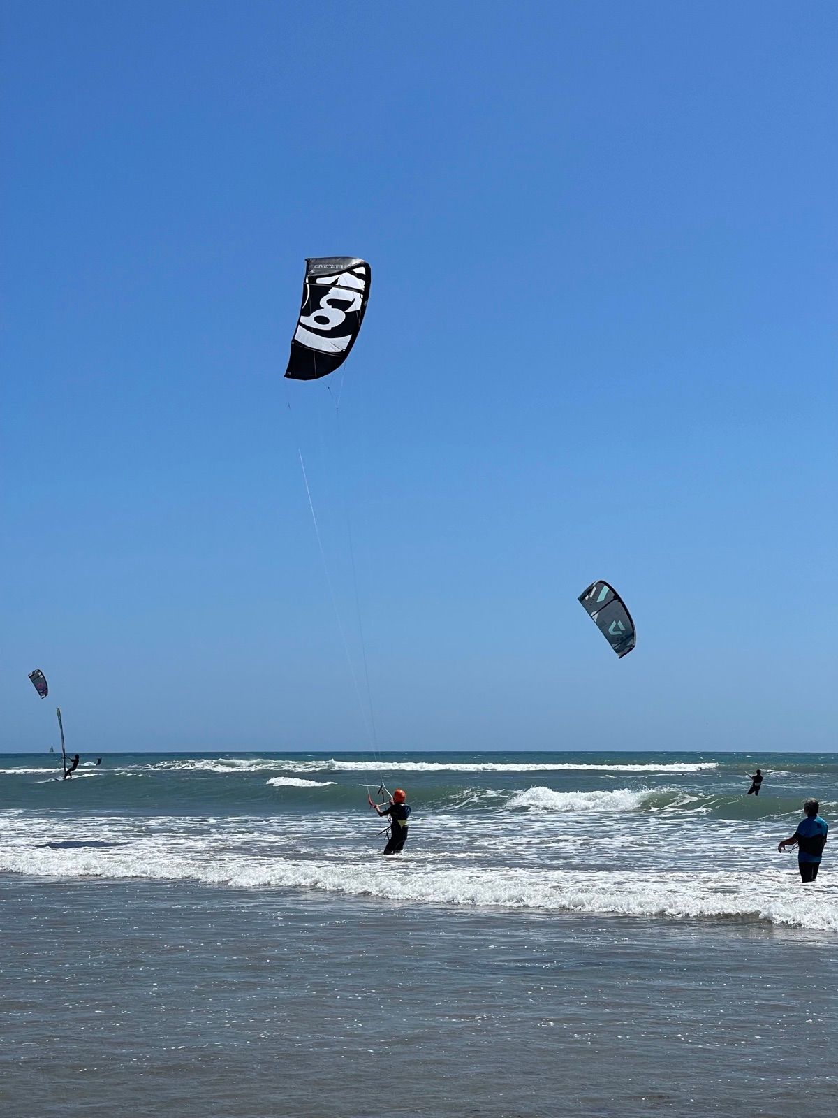 Aquiloni da kitesurf sopra le onde a Puzziteddu, vicino a Mazara del Vallo