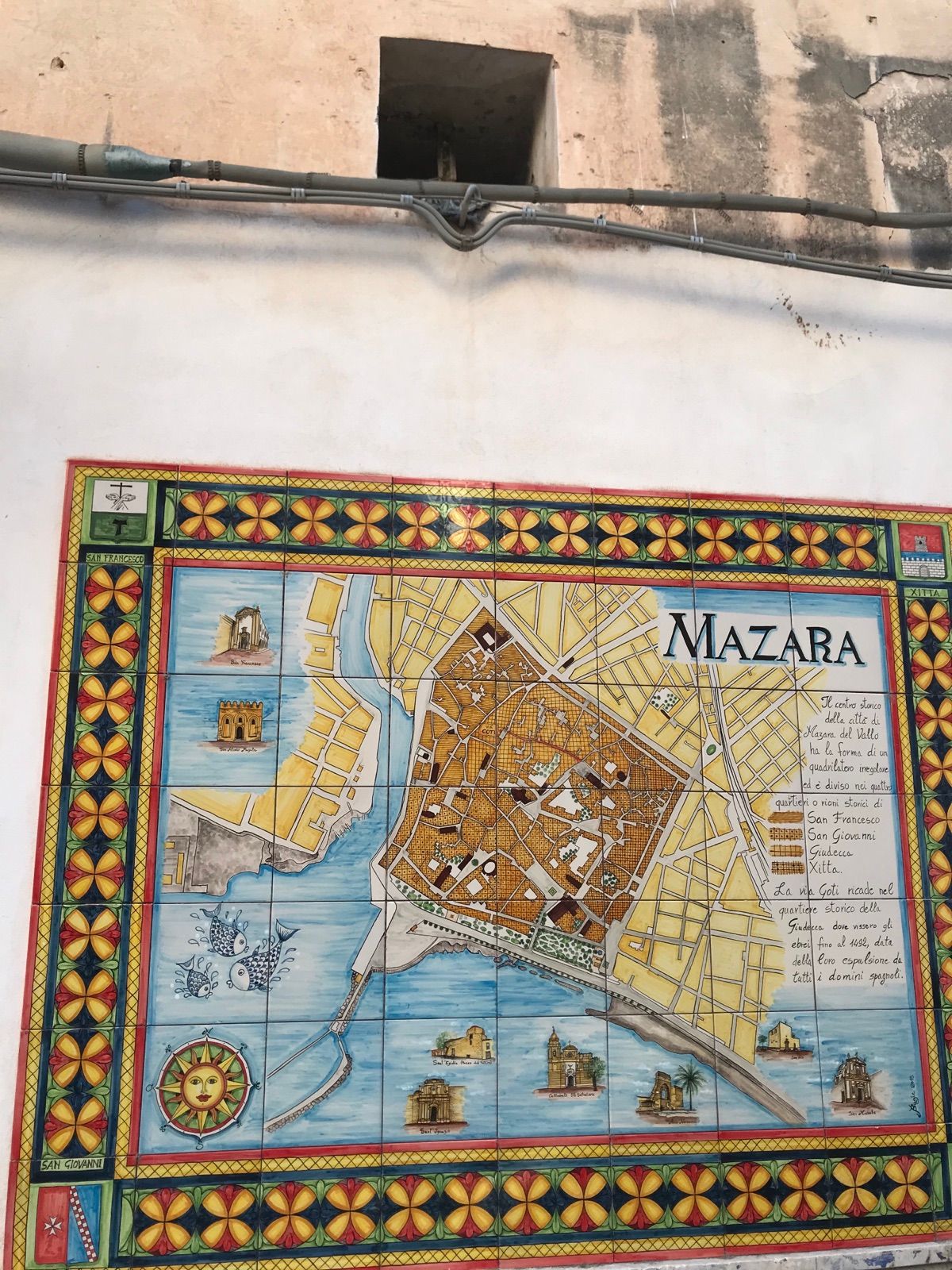 La mappa dei quartieri antichi di Mazara, dipinta su maioliche su un muro