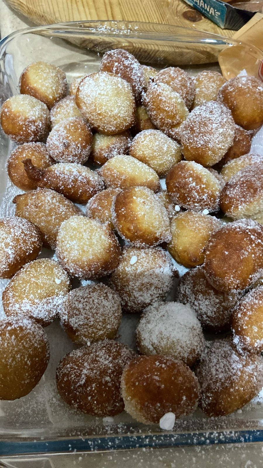 Sfinci appena fritte e passate nello zucchero, in una teglia