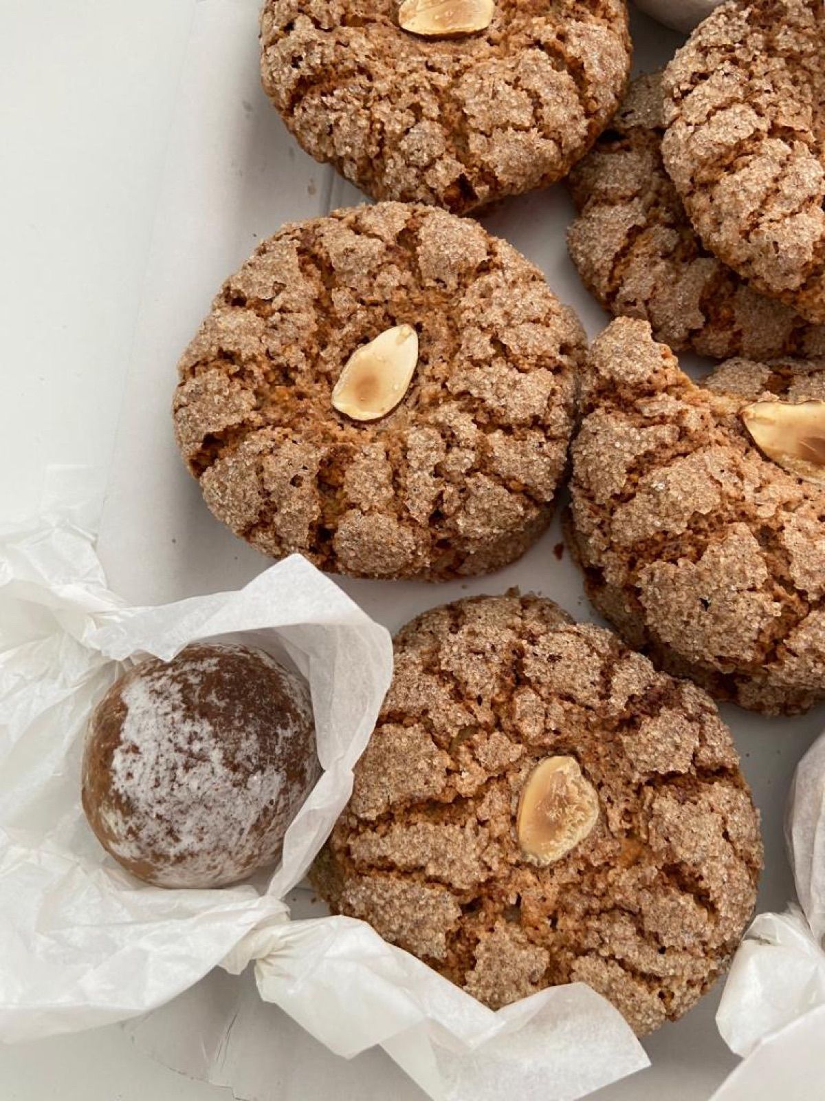 Il vassoio delle Benedettine: paste di mandorla con la mandorla intera sopra, e un muccunettu incartato nella sua carta velina