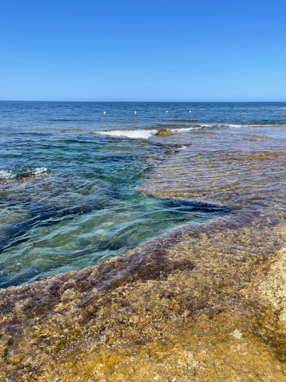 Gli scogli bassi e l’acqua trasparente della Torretta Quarara
