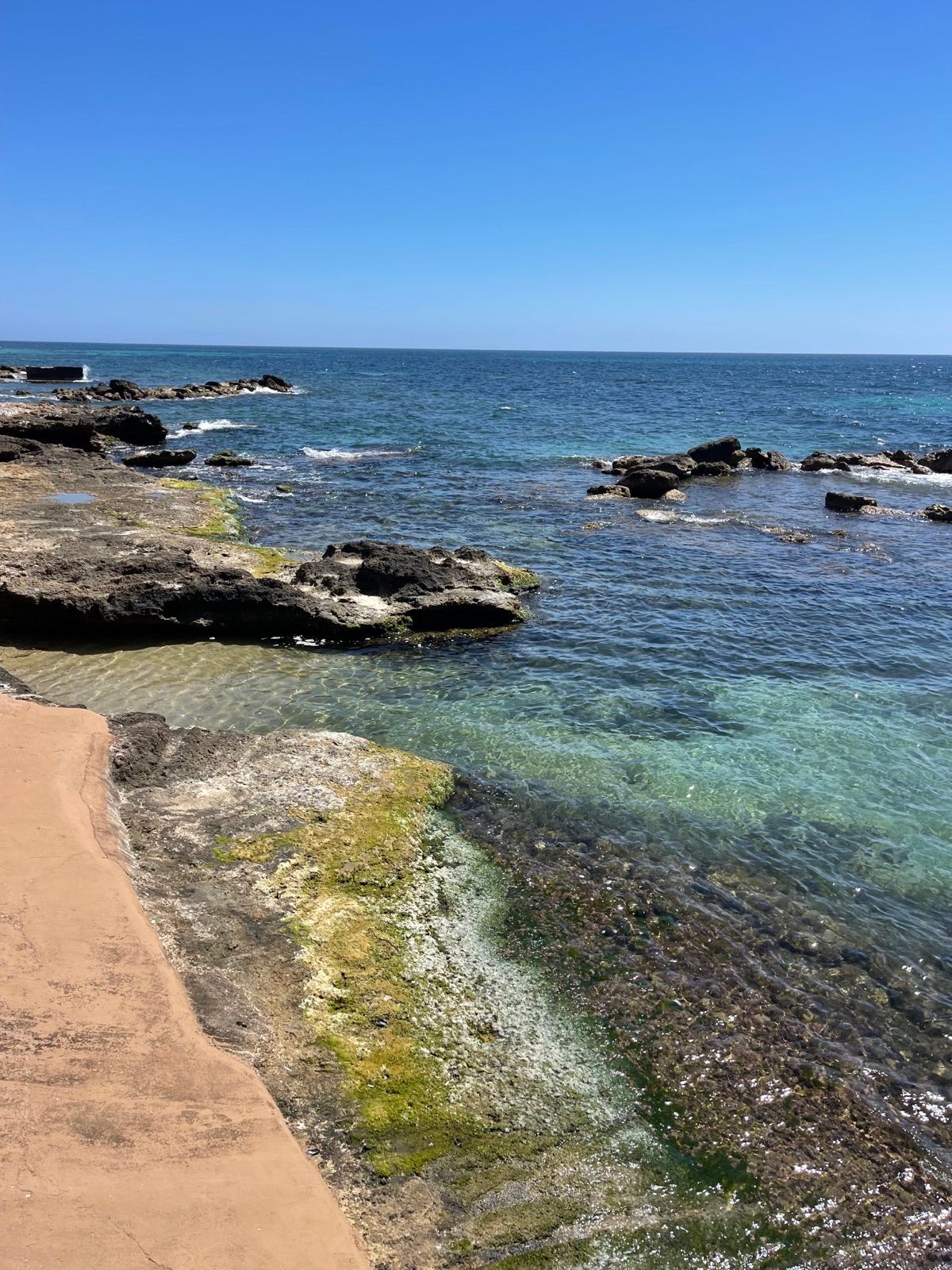La costa di scogli della Torretta Quarara, dove si fa snorkeling
