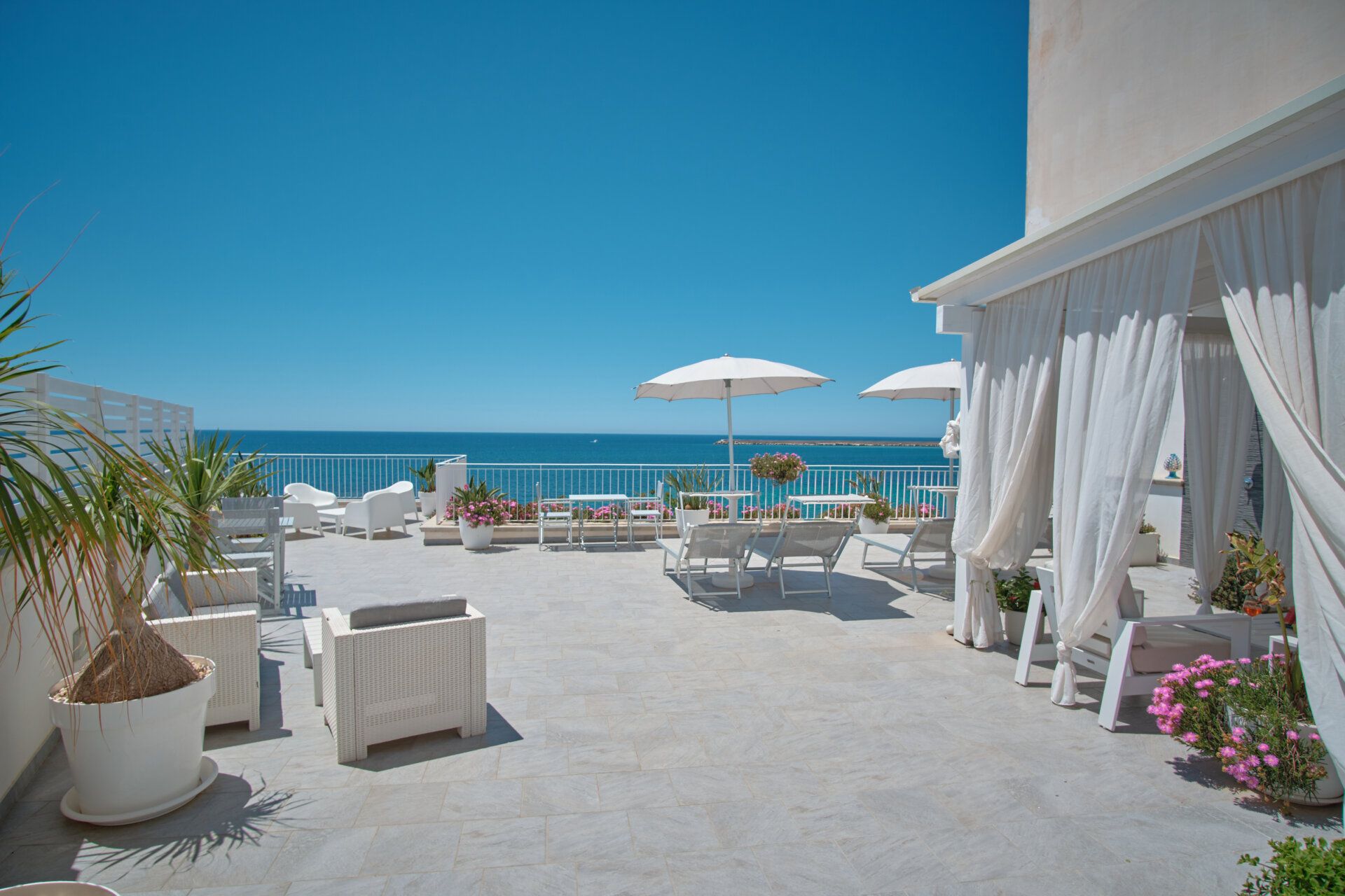 La terrazza panoramica condivisa con gli ombrelloni e il mare aperto — Sunset Terrace Mazara del Vallo