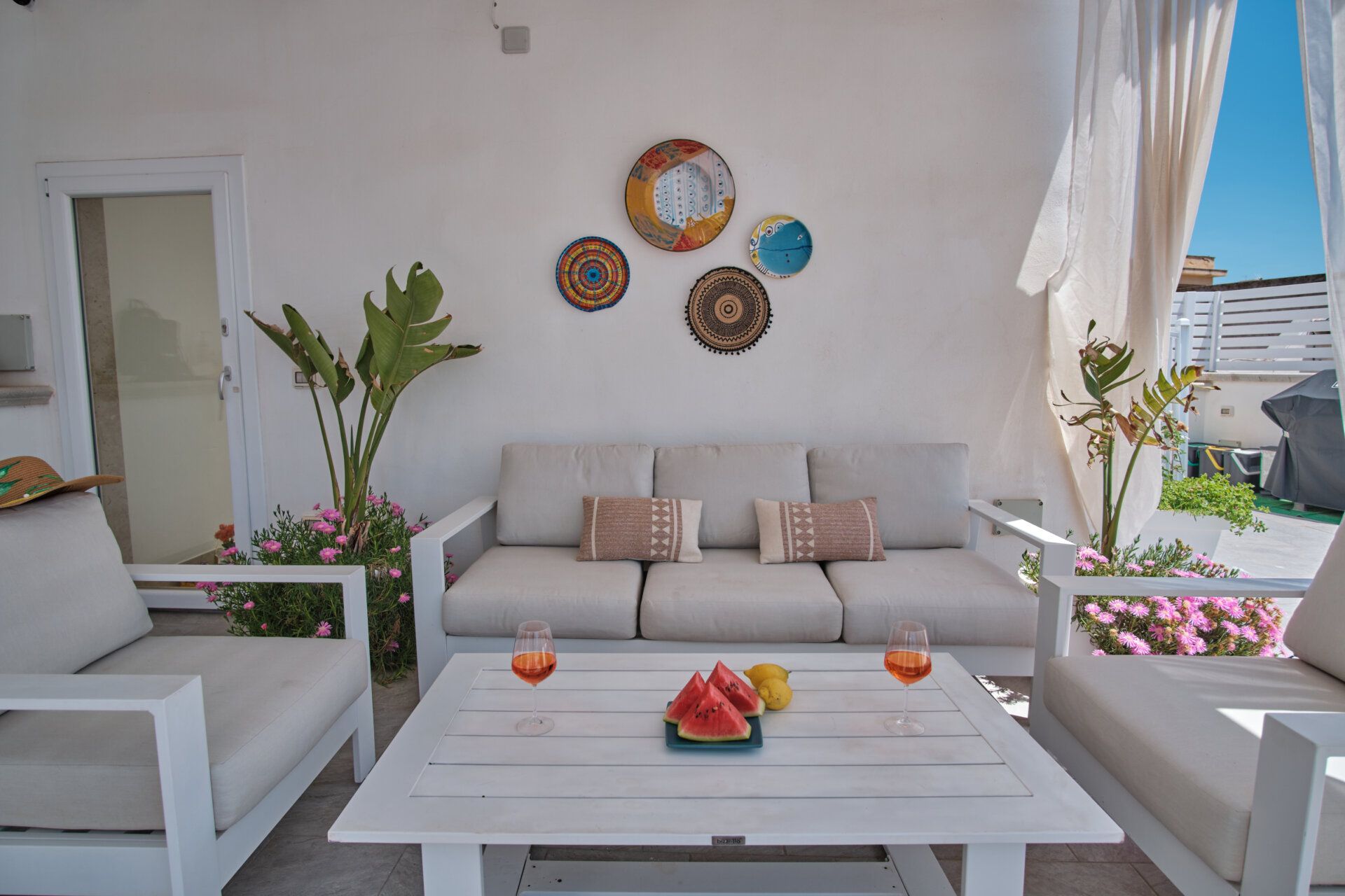 L’angolo salotto all’ombra sulla terrazza, con le ceramiche siciliane — Sunset Terrace Mazara del Vallo