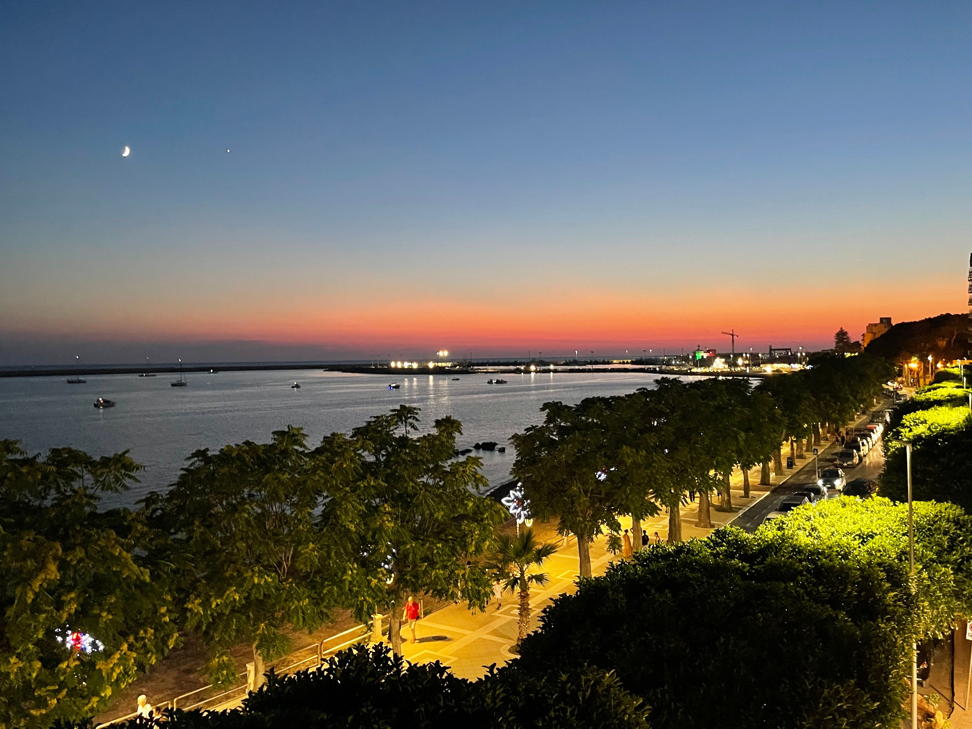 Il lungomare di Mazara del Vallo al tramonto durante la festa di San Vito, visto dalla terrazza condivisa