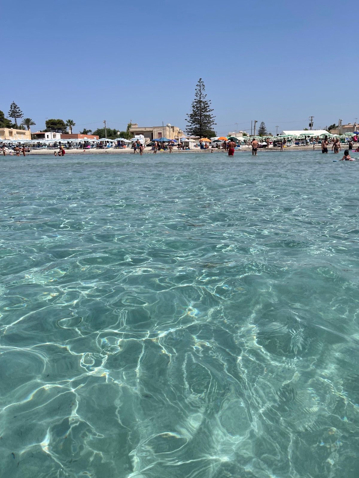 Acqua cristallina e cielo limpido sulla spiaggia di Tonnarella a Mazara del Vallo